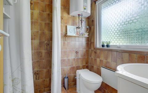 Elva - 150M from the Sea: Baño, Asiento Del Baño, Arreglo De Tubería, Pared, Baño, Piso, Suelo, Diseño De Interiores, Plomería, Grifo