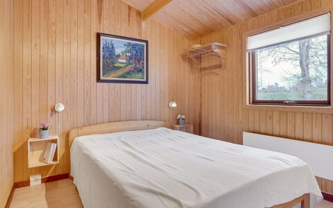 Agda - 100M from the Sea: Diseño De Interiores, Habitación, Pared, Madera, Cama, Piso, Suelo, Techo, Habitación, Mueble