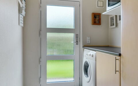 Gull - 150M from the Sea: Piso, Suelo, Diseño De Interiores, Habitación, Puerta, Lavadora, Electrodoméstico, Secadora De Ropa, Manchas De Madera, Cuarto De Lavado