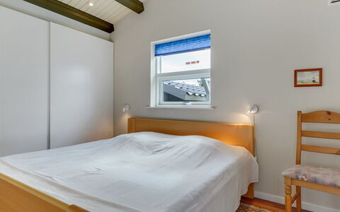 Gull - 150M from the Sea: Madera, Techo, Diseño De Interiores, Suelo, Piso, Habitación, Cama, Habitación, Mueble, Casa