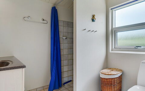 Gull - 150M from the Sea: Piso, Suelo, Arreglo De Tubería, Diseño De Interiores, Baño, Techo, Habitación, Baño, Plomería, Asiento Del Baño