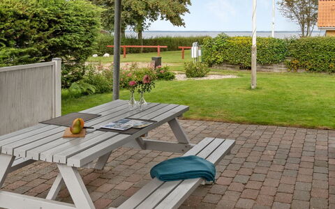 Gull - 150M from the Sea: Mueble, Mueble Para Exteriores, Banco Al Aire Libre, Mesa, Mesa Al Aire Libre, Mesa De Picnic, Banco, Sombra, Jardín, Silla