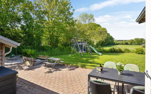 Alma - 400M from the Sea: Arbusto, Diseño Urbano, Cobertura Del Suelo, Ladrillo, Departamento, Inmuebles, Enladrillado, Balcón, Paisajismo