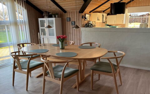 Thorgot - 400M from the Sea: Mueble, Piso, Diseño De Interiores, Madera, Suelo, Comedor, Cocina Y Comedor Mesa, Silla, Mesa, Suelos De Madera