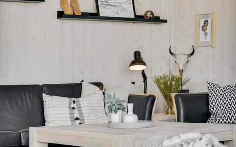 Fridtjof - 100M from the Sea: Mueble, Diseño De Interiores, Sala, Piso, Casa, Sofá, Suelo, Habitación
