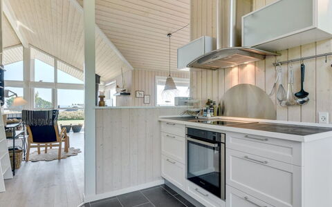 Fridtjof - 100M from the Sea: Madera, Techo, Piso, Diseño De Interiores, Cocina, Suelo, Mostrador, Casa, Mueble, Suelos De Madera