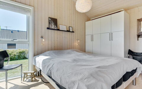 Fridtjof - 100M from the Sea: Madera, Habitación, Techo, Cama, Diseño De Interiores, Piso, Suelo, Sábana, Lecho, Mueble
