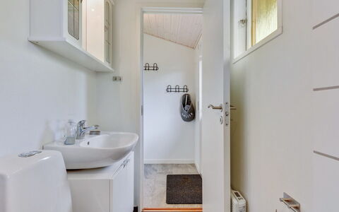 Cenia - 450M from the Sea: Pared, Arreglo De Tubería, Piso, Madera, Suelo, Baño, Diseño De Interiores, Grifo, Lavabo, Lavabo Del Baño