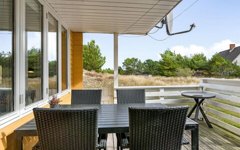 Heinke - 2Km from the Sea: Mueble, Madera, Silla, Suelo, Porche, Piso, Casa, Sombra, Manchas De Madera, Cubierta