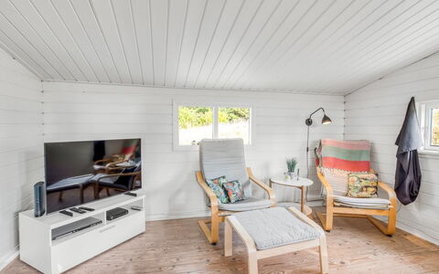 Heinke - 2Km from the Sea: Mueble, Mueble Para Exteriores, Vajilla, Mesa, Drinkware, Silla, Mesa Al Aire Libre, Comida, Botella