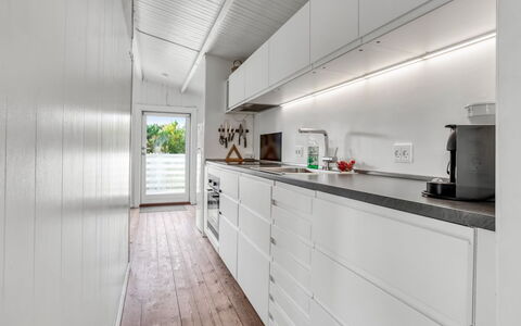 Heinke - 2Km from the Sea: Mueble, Mueble Para Exteriores, Vajilla, Mesa, Drinkware, Silla, Mesa Al Aire Libre, Comida, Botella