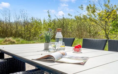 Dagny - 300M from the Sea: Mueble, Mueble Para Exteriores, Vajilla, Mesa, Drinkware, Silla, Mesa Al Aire Libre, Comida, Botella