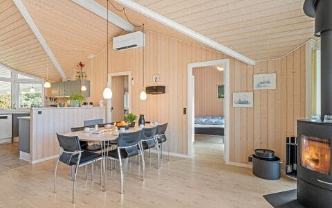 Dagny - 300M from the Sea: Mueble, Mueble Para Exteriores, Vajilla, Mesa, Drinkware, Silla, Mesa Al Aire Libre, Comida, Botella