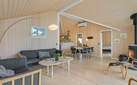 Dagny - 300M from the Sea: Mueble, Mueble Para Exteriores, Vajilla, Mesa, Drinkware, Silla, Mesa Al Aire Libre, Comida, Botella