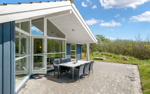 Dagny - 300M from the Sea: Mueble, Mueble Para Exteriores, Vajilla, Mesa, Drinkware, Silla, Mesa Al Aire Libre, Comida, Botella