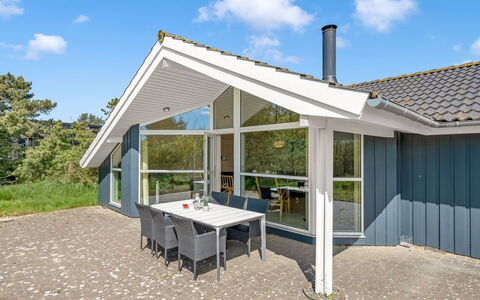 Dagny - 300M from the Sea: Mueble, Mueble Para Exteriores, Vajilla, Mesa, Drinkware, Silla, Mesa Al Aire Libre, Comida, Botella