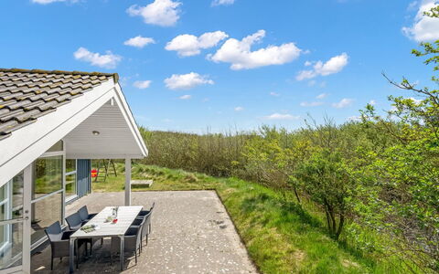 Dagny - 300M from the Sea: Mueble, Mueble Para Exteriores, Vajilla, Mesa, Drinkware, Silla, Mesa Al Aire Libre, Comida, Botella