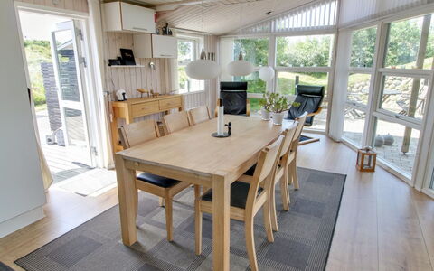 Aatos - 500M from the Sea: Mueble, Piso, Diseño De Interiores, Suelo, Madera, Suelos De Madera, Silla, Comedor, Cocina Y Comedor Mesa, Techo