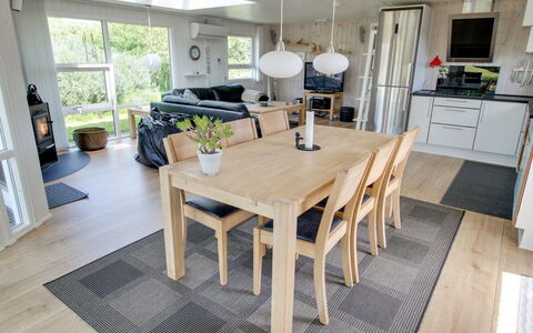 Aatos - 500M from the Sea: Mueble, Piso, Diseño De Interiores, Madera, Suelo, Suelos De Madera, Cocina Y Comedor Mesa, Comedor, Mesa, Silla