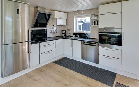 Aatos - 500M from the Sea: Piso, Madera, Cocina, Suelo, Diseño De Interiores, Suelos De Madera, Techo, Electrodoméstico, Mostrador, Aparato De Cocina