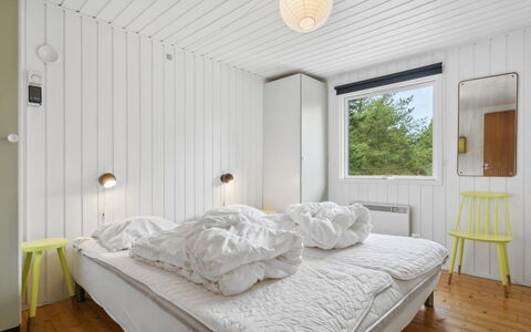 Elin - 3Km from the Sea: Pared, Habitación, Techo, Diseño De Interiores, Cama, Lecho, Sábana, Suelo, Piso, Marco De La Cama