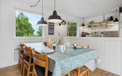 Elin - 3Km from the Sea: Mueble, Madera, Diseño De Interiores, Piso, Techo, Cocina Y Comedor Mesa, Cocina, Silla, Suelo, Lámpara