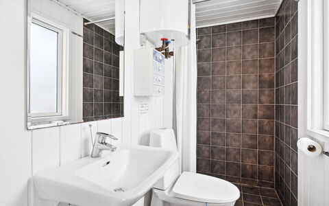 Elin - 3Km from the Sea: Arreglo De Tubería, Asiento Del Baño, Piso, Baño, Suelo, Diseño De Interiores, Baño, Lavabo, Plomería, Techo