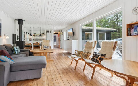Elin - 3Km from the Sea: Piso, Madera, Diseño De Interiores, Suelos De Madera, Suelo, Techo, Mueble, Sala, Casa, Sofá