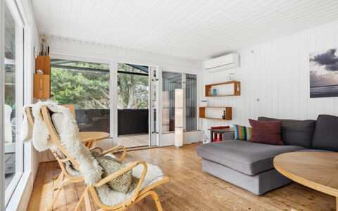 Elin - 3Km from the Sea: Diseño De Interiores, Piso, Mueble, Suelo, Suelos De Madera, Madera, Techo, Sofá, Sala, Habitación