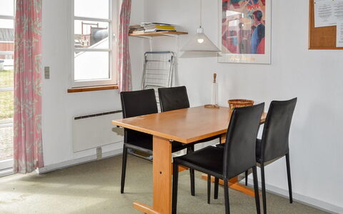 Urmas - 1Km from the Sea: Mueble, Piso, Suelo, Diseño De Interiores, Silla, Mesa, Madera, Comedor, Suelos De Madera, Encendiendo