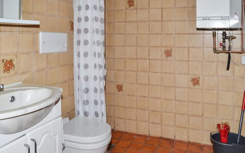 Urmas - 1Km from the Sea: Baño, Arreglo De Tubería, Piso, Suelo, Lavabo Del Baño, Diseño De Interiores, Lavabo, Grifo, Asiento Del Baño, Baño