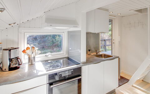 Eliene - 500M from the Sea: Cocina, Electrodoméstico, Aparato De Cocina, Madera, Mostrador, Diseño De Interiores, Piso, Techo, Suelo, Arreglo De Tubería