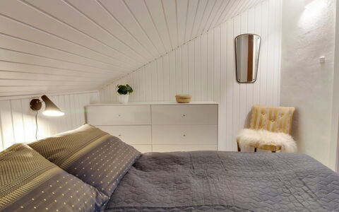 Eliene - 500M from the Sea: Diseño De Interiores, Habitación, Mueble, Cama, Pared, Madera, Techo, Lámpara, Piso, Lecho
