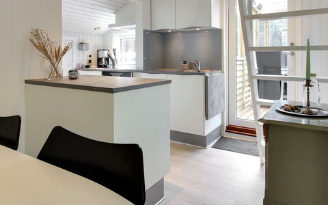 Eliene - 500M from the Sea: Mueble, Diseño De Interiores, Piso, Suelo, Madera, Techo, Cocina, Mostrador, Gabinetes, Habitación