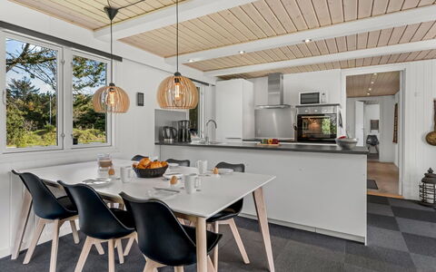 Blia - 1.5Km from the Sea: Madera, Diseño De Interiores, Piso, Techo, Mueble, Cocina Y Comedor Mesa, Lámpara, Suelo, Encendiendo, Comedor