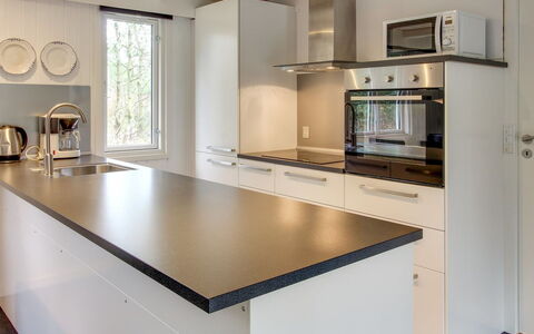 Blia - 1.5Km from the Sea: Mostrador, Cocina, Diseño De Interiores, Piso, Gabinetes, Madera, Arreglo De Tubería, Casa, Suelo, Fregadero