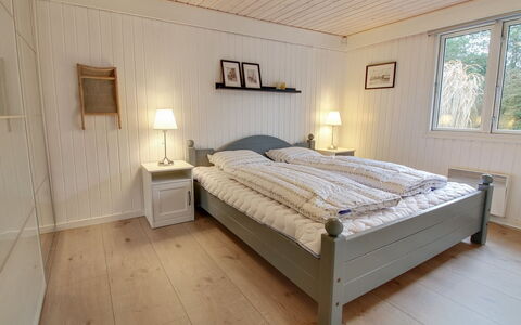 Blia - 1.5Km from the Sea: Cama, Habitación, Mueble, Madera, Piso, Diseño De Interiores, Sábana, Lecho, Suelo, Marco De La Cama