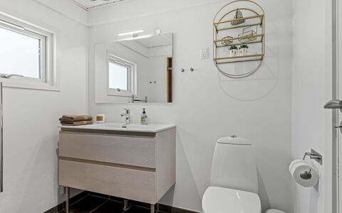 Blia - 1.5Km from the Sea: Piso, Arreglo De Tubería, Suelo, Diseño De Interiores, Lavabo, Mueble De Baño, Baño, Asiento Del Baño, Baño, Techo