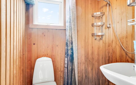 Agir - 600M from the Sea: Madera, Piso, Arreglo De Tubería, Suelo, Baño, Diseño De Interiores, Baño, Plomería, Asiento Del Baño, Lavabo Del Baño