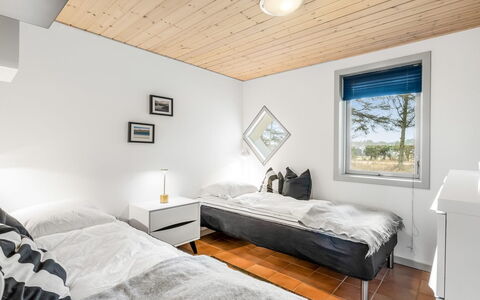 Sora - 2Km from the Sea: Madera, Techo, Diseño De Interiores, Habitación, Cama, Piso, Suelo, Mueble, Habitación, Sábana