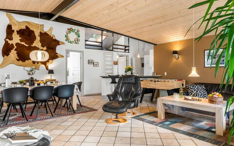 Sora - 2Km from the Sea: Diseño De Interiores, Mueble, Piso, Madera, Techo, Suelo, Encendiendo, Lámpara, Sala, Habitación