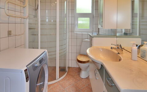 Gudni - 250M from the Sea: Arreglo De Tubería, Piso, Diseño De Interiores, Baño, Suelo, Lavabo Del Baño, Lavabo, Plomería, Mueble De Baño, Grifo