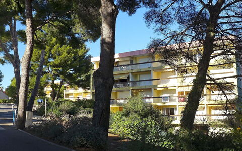 La Calanque D'Or: Árbol, Propiedad, Arquitectura, Cielo, Bienes Raíces, Plantas Leñosas, Casa, Edificio, Barrio, Casa