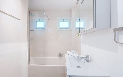 La Calanque D'Or: Baño, Arreglo De Tubería, Pared, Piso, Diseño De Interiores, Suelo, Plomería, Bañera, Techo, Habitación
