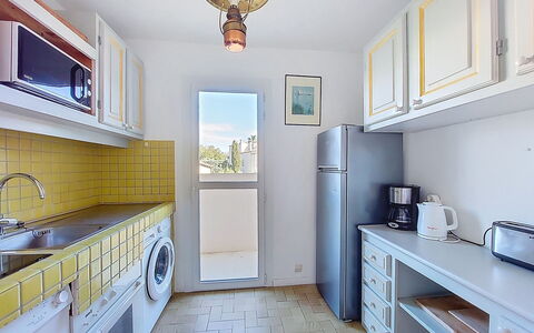 La Calanque D'Or: Electrodoméstico, Piso, Diseño De Interiores, Cocina, Suelo, Mostrador, Departamento, Casa, Techo, Habitación