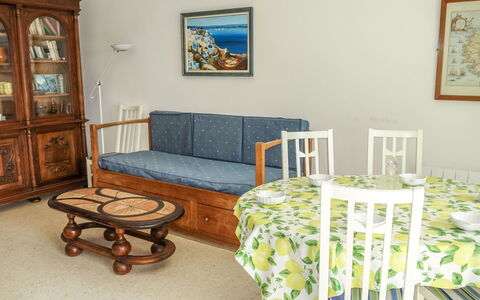 La Calanque D'Or: Mueble, Habitación, Propiedad, Diseño De Interiores, Suelo, Mesa, Habitación, Casa, Amarillo, Silla