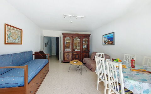 La Calanque D'Or: Mueble, Piso, Diseño De Interiores, Suelo, Techo, Sofá, Departamento, Habitación, Mesa, Sala