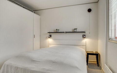 Skakke - 900M from the Sea: Pared, Piso, Diseño De Interiores, Suelo, Habitación, Techo, Madera, Cama, Mueble, Lámpara