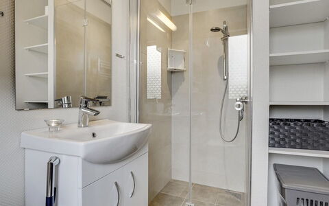 Skakke - 900M from the Sea: Baño, Arreglo De Tubería, Pared, Diseño De Interiores, Piso, Suelo, Lavabo Del Baño, Lavabo, Grifo, Plomería