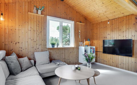 Absolon - 1.5Km from the Sea: Madera, Diseño De Interiores, Techo, Piso, Casa, Habitación, Suelo, Lámpara, Sala, Manchas De Madera